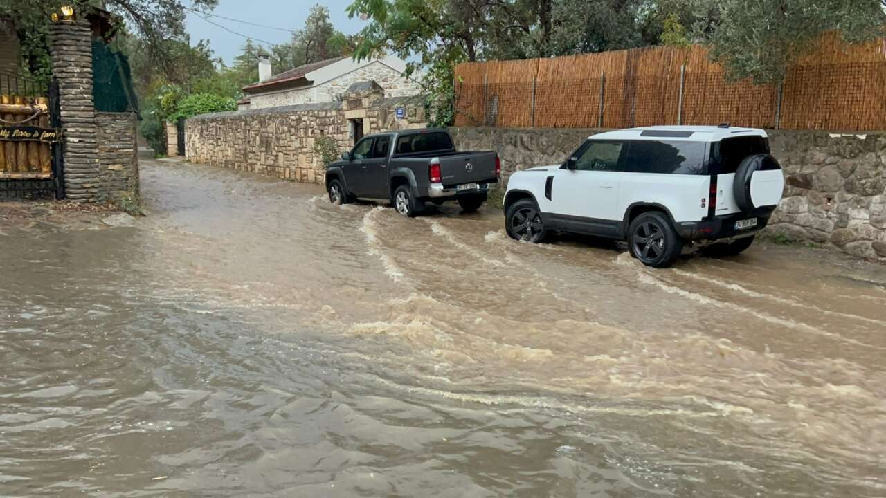 Muğla’yı Sağanak ve Fırtına Vurdu: Bodrum’da Kanalizasyon Taştı, Evleri Pis Su Bastı 5